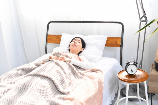 質の良い睡眠は自律神経を整えます。
睡眠時に脳内では情報(記憶)を”要るもの(定着)”と”要らないもの(削除)”で整理して翌朝には脳がクリアな状態で迎えます。
クリアな脳は新たなストレスにも対応できる容量がありますが質が悪い睡眠が続くとその容量もなくなり、やがて限界を迎え、心身の様々な症状が出てきます。”イライラしやすい”、”不安になる”などものもこれが原因です。